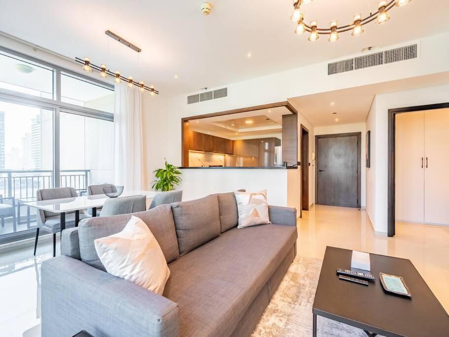 Apartment Modern Downtown Escape 1bedroom With Upscale Comfort Dubai
