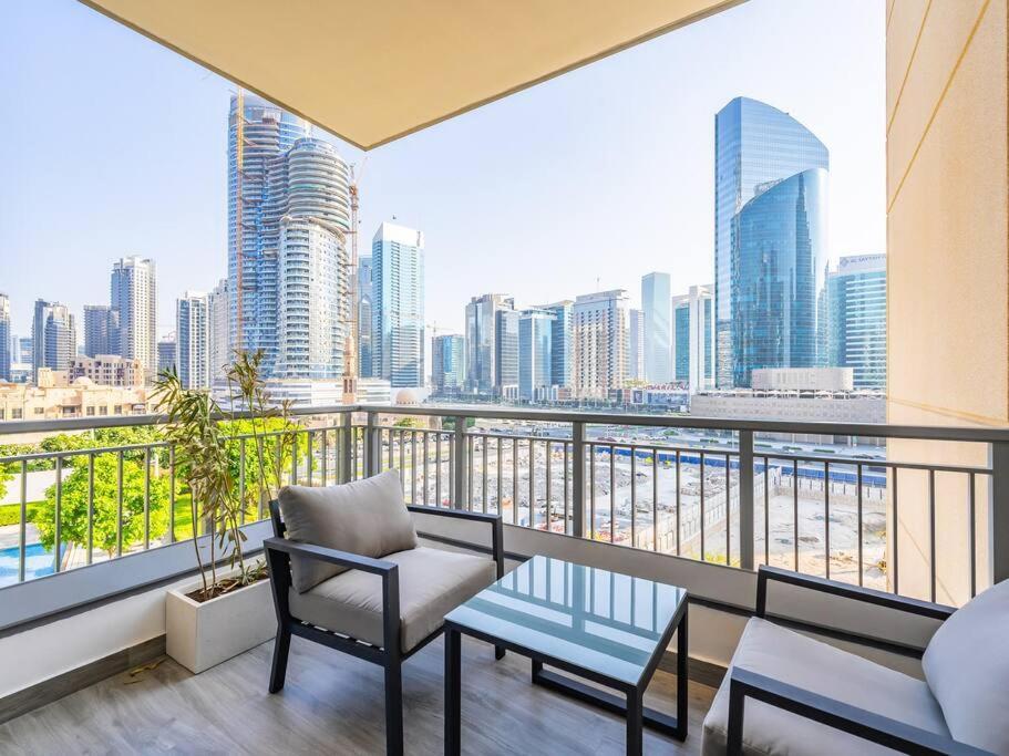 Apartment Modern Downtown Escape 1bedroom With Upscale Comfort Dubai